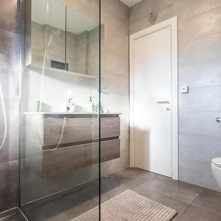 Luxury Penthouse Papic With Jacuzzi & The View Apartman