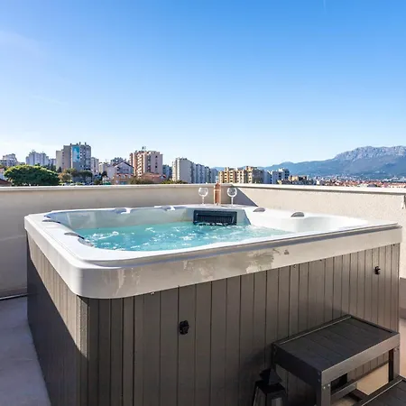 Luxury Penthouse Papic With Jacuzzi & The View Apartman