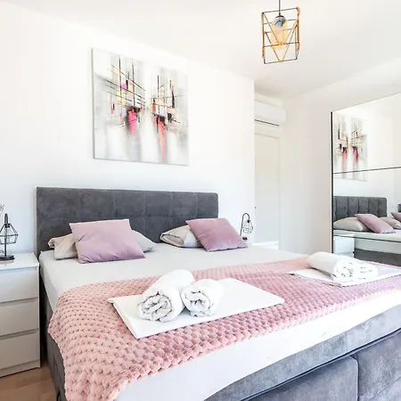 Luxury Penthouse Papic With Jacuzzi & The View Apartman