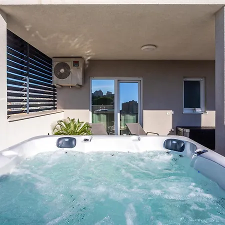 Luxury Penthouse Papic With Jacuzzi & The View Daire Split